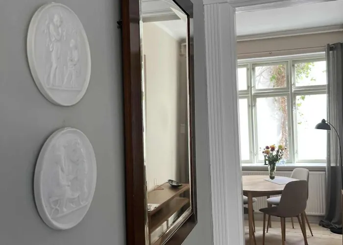Lovely In Charming Town House דירה *